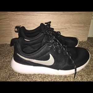 Black Nike roshes